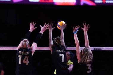 ANKARA, TURKEY - 18 Aralık 2021: Chiaka Ogbogu ve Michelle Bartsch Hackley, Fenerbahçe Opet Vakıfbank Yarı Finali 'nde FiVB Voleybol Kadınlar Kulübü Dünya Şampiyonası' nda yarıştı