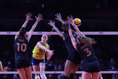 ANKARA, TURKEY - 18 Aralık 2021: Chiaka Ogbogu ve Gabriela Guimaraes, Fenerbahçe Opet Vakıfbank Yarı Finali 'nde FIVB Voleybol Kadınlar Kulübü Dünya Şampiyonası' nda yarıştı.