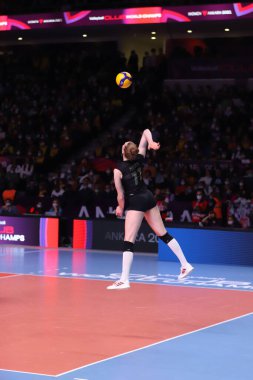 ANKARA, TURKEY - 18 Aralık 2021: Isabelle Haak, Fenerbahçe Opet vs Vakifbank Yarı final karşılaşmasında 5. Voleybol Kadınlar Kulübü Dünya Şampiyonası 'nda görev yapıyor.
