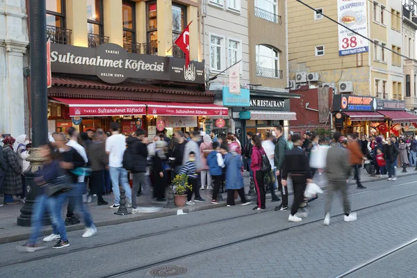 Istanbul Turkey April 2022 Mensen Wachten Voor Restaurants Het Vasten — Stockfoto