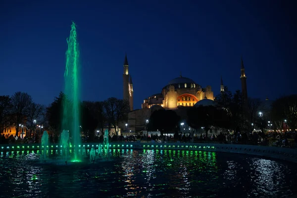 Istanbul Turchia Aprile 2022 Gente Aspetta Rompere Digiuno Piazza Sultanahmet — Foto Stock