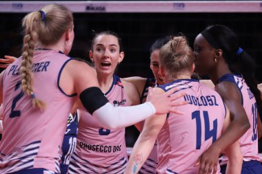 ANKARA, TURKEY - 18 Aralık 2021: Imoco oyuncuları Itambe Minas vs Imoco Volley Conegliano yarı final karşılaşmasında skor puanını kutluyorlar