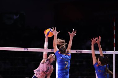 ANKARA, TURKEY - 18 Aralık 2021: Caroline Gattaz ve Macris Carneiro Itambe Minas vs Imoco Volley Conegliano yarı final karşılaşmasında FIVB Voleybol Kadınlar Kulübü Dünya Şampiyonası