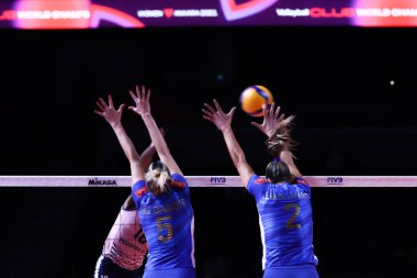 ANKARA, TURKEY - 18 Aralık 2021: Priscila Daroit ve Caroline Gattaz, Itambe Minas vs Imoco Volley Conegliano yarı final karşılaşmasında FIVB Voleybol Kadınlar Kulübü Dünya Şampiyonası