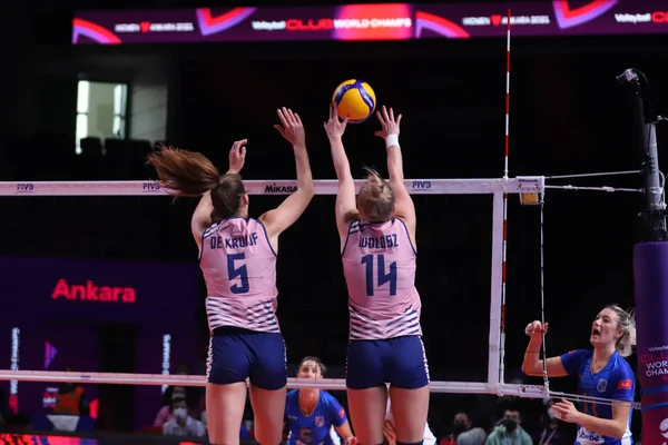 ANKARA, TURKEY - 18 Aralık 2021: Robin De Kruijf ve Joanna Wolosz Itambe Minas-Imoco Volley Conegliano yarı final karşılaşması sırasında FIVB Voleybol Kadınlar Kulübü Dünya Şampiyonası 'nda