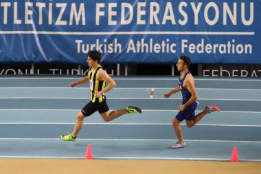 İSTANBUL, TURKEY - 25 Aralık 2021: Türkiye Salon Atletizm Rekoru Yarışları sırasında koşan sporcular