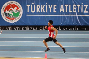 İSTANBUL, TURKEY - 25 Aralık 2021: Türkiye Salon Atletizm Rekoru Yarışları sırasında koşan tanımlanamayan sporcu