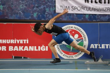 İSTANBUL, TURKEY - 25 Aralık 2021: Türkiye Salon Atletizm Rekoru Yarışları sırasında koşan tanımlanamayan sporcu