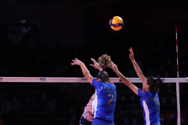 ANKARA, TURKEY - 18 Aralık 2021: Caroline Gattaz ve Macris Carneiro Itambe Minas vs Imoco Volley Conegliano yarı final karşılaşmasında FIVB Voleybol Kadınlar Kulübü Dünya Şampiyonası