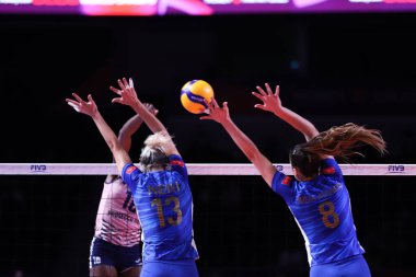 ANKARA, TURKEY - 18 Aralık 2021: Julia Kudiess ve Neriman Özsoy, Itambe Minas vs Imoco Volley Conegliano yarı final karşılaşmasında FiVB Voleybol Kadınlar Kulübü Dünya Şampiyonası