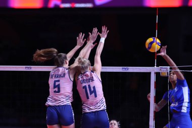 ANKARA, TURKEY - 18 Aralık 2021: Robin De Kruijf ve Joanna Wolosz Itambe Minas-Imoco Volley Conegliano yarı final karşılaşması sırasında FIVB Voleybol Kadınlar Kulübü Dünya Şampiyonası 'nda