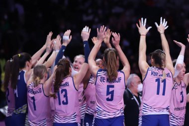 ANKARA, TURKEY - 18 Aralık 2021: Imoco Volley Conegliano oyuncuları Itambe Minas yarı final maçı olan Beşli Voleybol Kadınlar Dünya Kulüpler Şampiyonası 'nı kutluyorlar
