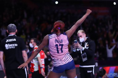 ANKARA, TURKEY - 18 Aralık 2021: Imoco Volley Conegliano takımından Miriam Sylla, Beşli Voleybol Kadınlar Dünya Kadınlar Şampiyonası 'nın Itambe Minas Yarı final maçını kutluyor