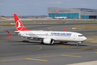 ISTANBUL, TURKEY - ECTOBER 05, 2021: Türk Havayolları Boeing 737-8MAX (CN 60035) İstanbul Uluslararası Havaalanına indi.