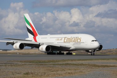 ISTANBUL, TURKEY - ECTOBER 05, 2021: Emirates Airbus A380-842 (CN 269) İstanbul Uluslararası Havaalanına iniyor.