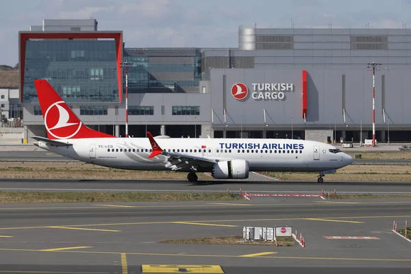 イスタンブール トルコ 2021年10月5日 トルコ航空ボーイング737 8Max 60035 がイスタンブール国際空港に着陸 — ストック写真
