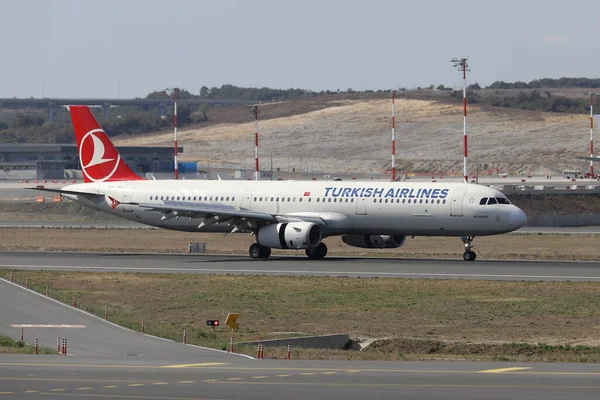 ISTANBUL, TURKEY - ECTOBER 05, 2021: Türk Havayolları Airbus A321-231 (CN 5388) İstanbul Uluslararası Havaalanına indi.