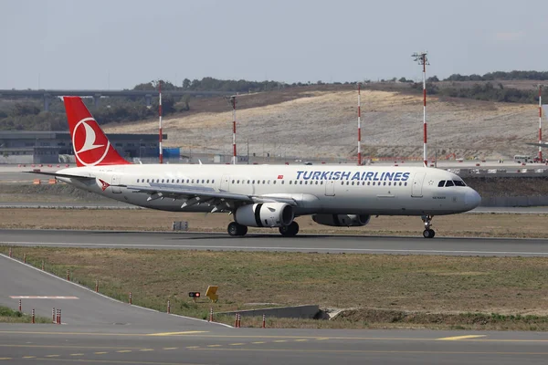 イスタンブール トルコ 2021年10月5日 トルコ航空エアバスA321 231 5388 がイスタンブール国際空港に着陸 — ストック写真