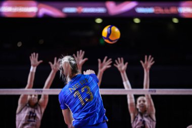 ANKARA, TURKEY - 18 Aralık 2021: Neriman Özsoy, Itambe Minas vs Imoco Volley Conegliano yarı final karşılaşmasında FiVB Voleybol Kadınlar Kulübü Dünya Şampiyonası 'nda görev yapıyor