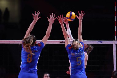 ANKARA, TURKEY - 18 Aralık 2021: Julia Kudiess ve Priscila Daroit, Itambe Minas vs Imoco Volley Conegliano yarı final karşılaşmasında FIVB Voleybol Kadınlar Kulübü Dünya Şampiyonası 'nda