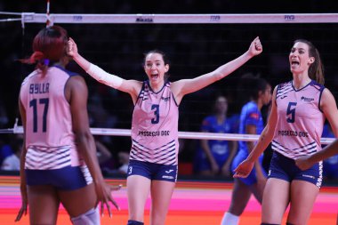 ANKARA, TURKEY - 18 Aralık 2021: Imoco oyuncuları Itambe Minas vs Imoco Volley Conegliano yarı final karşılaşmasında skor puanını kutluyorlar