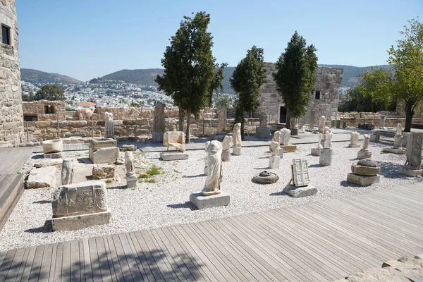 Bodrum Kalesi 'ndeki heykeller, Mugla Şehri, Türkiye