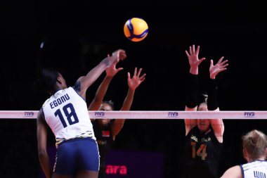 ANKARA, TURKEY - 19 Aralık 2021: Paola Egonu Vakifbank 'ta Imoco Volley Conegliano' ya karşı Beşli Voleybol Kadınlar Kulübü Dünya Şampiyonası final maçı