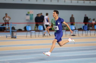 İSTANBUL, TURKEY - 25 Aralık 2021: Türkiye Salon Atletizm Rekoru Yarışları sırasında 60 metre koşan sporcular