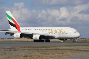 ISTANBUL, TURKEY - ECTOBER 05, 2021: Emirates Airbus A380-842 (CN 269) İstanbul Uluslararası Havaalanına iniyor.