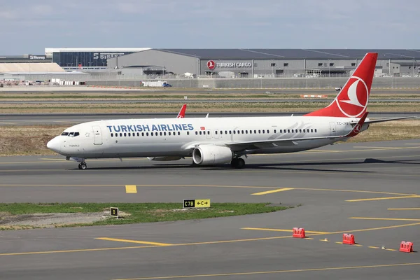 ISTANBUL, TURKEY - Ekim 05, 2021: Türk Hava Yolları Boeing 737-9F2ER (CN 40979) İstanbul Uluslararası Havaalanına indi.