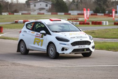 KOCAELI, TURKEY - 26 Aralık 2021: Levent Sapcilar Türkiye Rallycross Şampiyonası sırasında Ford Fiesta R1T 'yi sürdü.
