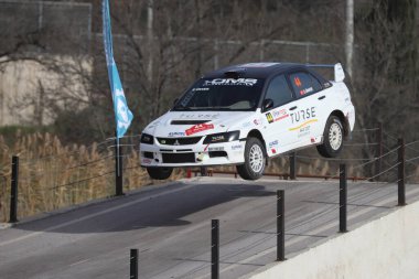 KOCAELI, TURKEY - 26 Aralık 2021: Efe Unver, Türkiye Rallycross Şampiyonası sırasında Mitsubishi Lancer Evo IX 'i sürdü.