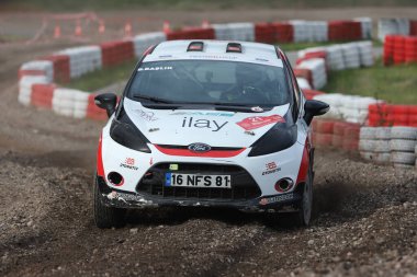 KOCAELI, TURKEY - 26 Aralık 2021: Burak Baslik, Türkiye Rallycross Şampiyonası sırasında Ford Fiesta R2 'yi sürüyor.