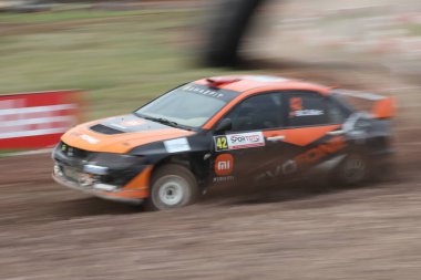 KOCAELI, TURKEY - 26 Aralık 2021: Bugra Can Kiliç, Türkiye Rallycross Şampiyonası sırasında Evofone Rallycross Rallicross Ralli Takımı 'ndan Mitsubishi Lancer IX' i sürdü.