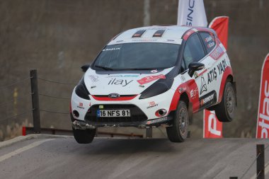 KOCAELI, TURKEY - 26 Aralık 2021: Burak Baslik, Türkiye Rallycross Şampiyonası sırasında Ford Fiesta R2 'yi sürüyor.