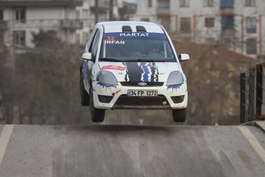 KOCAELI, TURKEY - 26 Aralık 2021: Irfan Tatlicilar Türkiye Rallycross Şampiyonası sırasında Ford Fiesta ST 'yi sürdü.