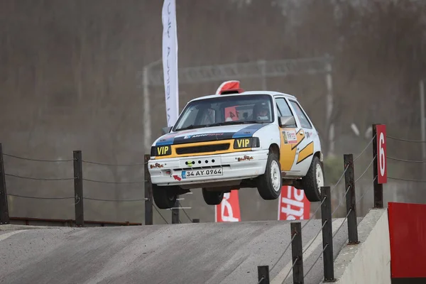 KOCAELI, TURKEY - 26 Aralık 2021: Efecen Yazıcı, Türkiye Rallycross Şampiyonası sırasında Vauxhall Nova GTE 1.6 'da yarıştı.