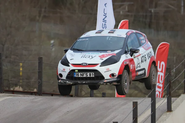 KOCAELI, TURKEY - 26 Aralık 2021: Burak Baslik, Türkiye Rallycross Şampiyonası sırasında Ford Fiesta R2 'yi sürüyor.