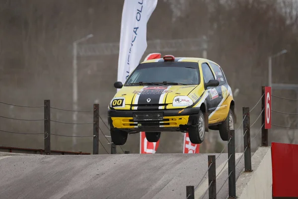 KOCAELI, TURKEY - 26 Aralık 2021: Ali Iseri Türkiye Rallycross Şampiyonası sırasında Renault Clio 'yu sürdü.