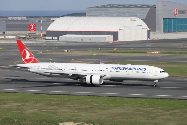 土耳其伊斯坦布尔 2021年10月16日 土耳其航空公司波音777 3F2Er 44122 降落在伊斯坦布尔国际机场 — 图库照片