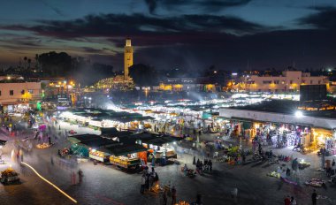 MARRAKESH, MOROCCO - NOVEMBER 02, 2021: Jemaa el-Fnaa 'daki insanlar, Marakeş' in ana meydanında yerel halk ve turistler tarafından kullanılıyor.