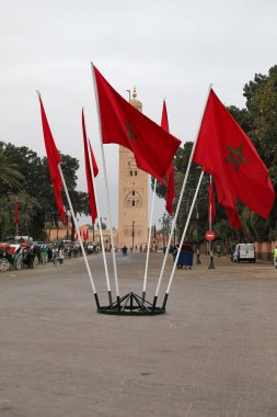 MARRAKESH, MOROCCO - NOVEMBER 03, 2021: Kutubiyya Camisi ve Marakeş 'in yerli ve turistler tarafından kullanılan ana meydanı Jemaa el-Fnaa