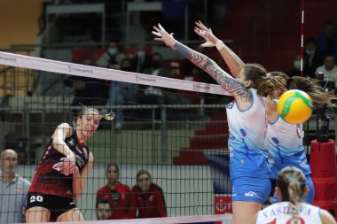 ISTANBUL, TURKEY - ARALIK 08, 2021: Burhan Felek Spor Salonu 'nda oynanan Türk Hava Yolları - Dinamo Moskova CEV Şampiyonlar Ligi Volley Maçı sırasında tanımlanamayan sporcular