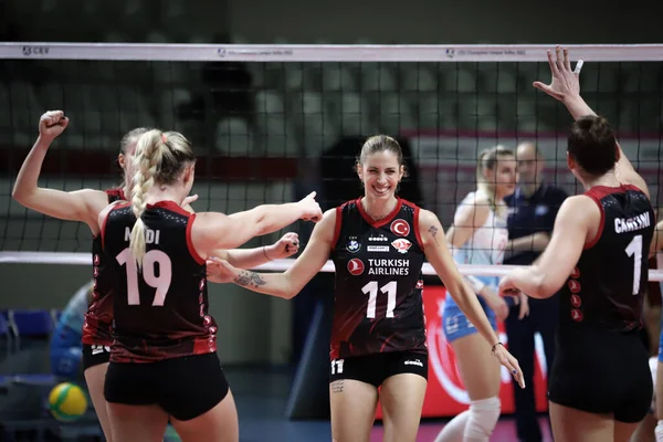 ISTANBUL, TURKEY - 08 Aralık 2021: Bahar Toksoy Guidetti, Burhan Felek Spor Salonu 'nda Türk Hava Yolları - Moskova CEV Şampiyonlar Ligi Volley Maçı' nda skor puanını kutladı