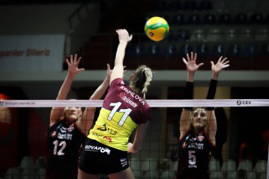 ISTANBUL, TURKEY - 21 Aralık 2021: Nikol Kvapilova, Burhan Felek Spor Salonu 'nda oynanan VK Dukla Liberec CEV Şampiyonlar Ligi Volley Maçı sırasında görev başında