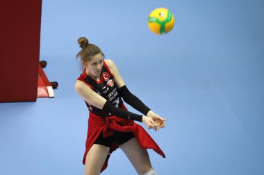 ISTANBUL, TURKEY - 21 Aralık 2021: Türk Hava Yolları 'nda Mehtap Öztunali, Burhan Felek Spor Salonu' nda VK Dukla Liberec Şampiyonlar Ligi Voleybol Ligi Şampiyonlar Ligi Maçı