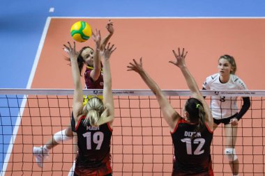 ISTANBUL, TURKEY - 21 Aralık 2021: Madison Rishel ve TeTori Dixon, Burhan Felek Spor Salonu 'nda VK Dukla Liberec CEV Şampiyonlar Ligi Volley Maçı' nda karşı karşıya