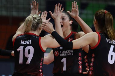 ISTANBUL, TURKEY - 21 Aralık 2021: Türk Havayolları 'nın VK Dukla Liberec CEV Şampiyonlar Ligi Volley Maçı' nda Burhan Felek Spor Salonu 'nda skor puanını kutlayan Türk Havayolları oyuncuları
