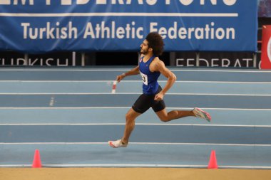 İSTANBUL, TURKEY - 25 Aralık 2021: Türkiye Salon Atletizm Rekoru Yarışları sırasında koşan tanımlanamayan sporcu