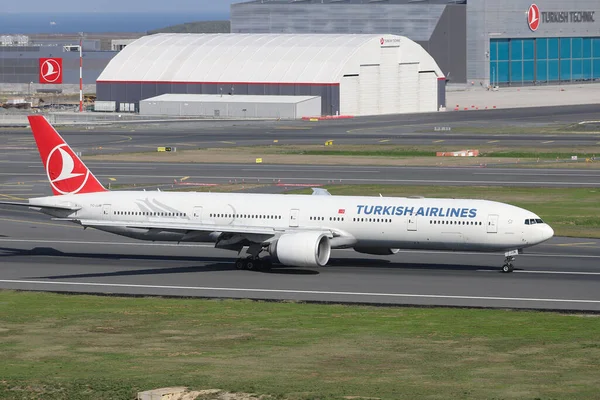 土耳其伊斯坦布尔 2021年10月16日 土耳其航空公司波音777 3F2Er 40794 降落在伊斯坦布尔国际机场 — 图库照片